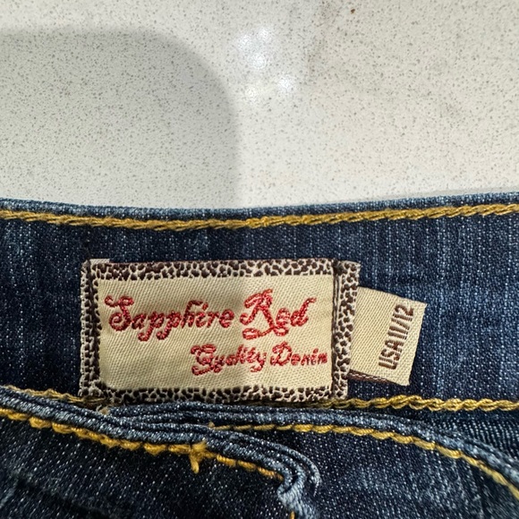 Stylish High Rise Denim Jeans with Gold Accents - Picture 2 of 3